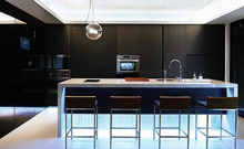 jason wu(吳季剛)都想要的客製化開放式廚房，兼顧風水與視覺的收納空間規劃及廚具設計。